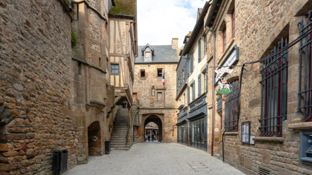 Mont Saint-Michel es un destino que parece sacado de un cuento de hadas. Imagina un islote coronado por una abadía gótica que se alza imponente sobre el mar, rodeado por paisajes que cambian dramáticamente con las mareas.