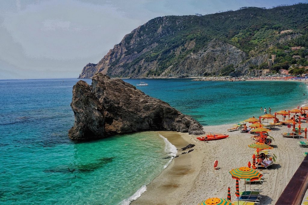 ¿Qué hace especial a la Playa de Fegina?
