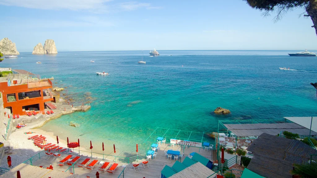 ¿Dónde queda Playa Capri y por qué es tan famosa?